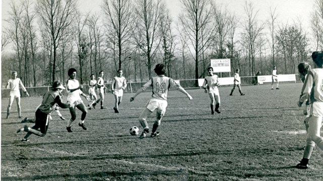 Zwart-wit foto van Abderazak Doufikar voetballend voor SV Lelystad In 1977